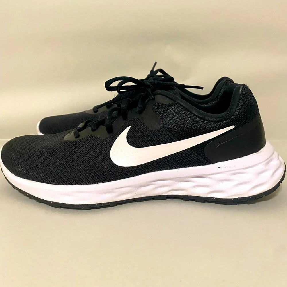 Black and white Nike running shoes. New. Size 9.5. - Picture 1 of 4